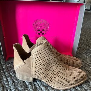 Vince Camuto “VC CELENA” English taupe leather  size 8 ankle booties